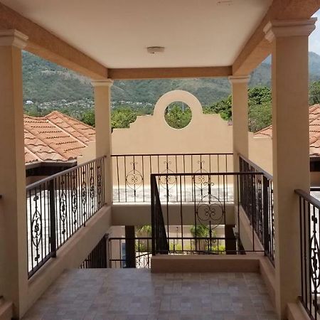 Apt 12, Executive Suites Ja - Palms Enfield Екстериор снимка