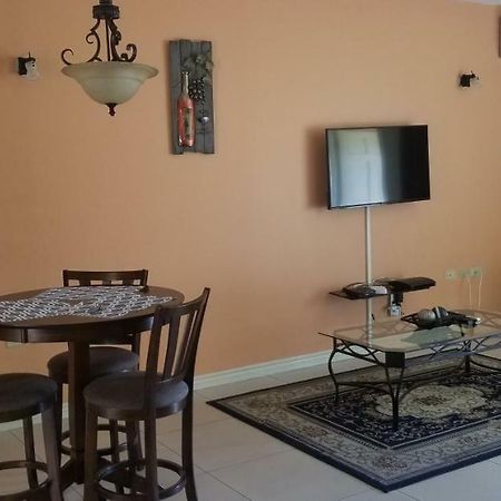 Apt 12, Executive Suites Ja - Palms Enfield Екстериор снимка