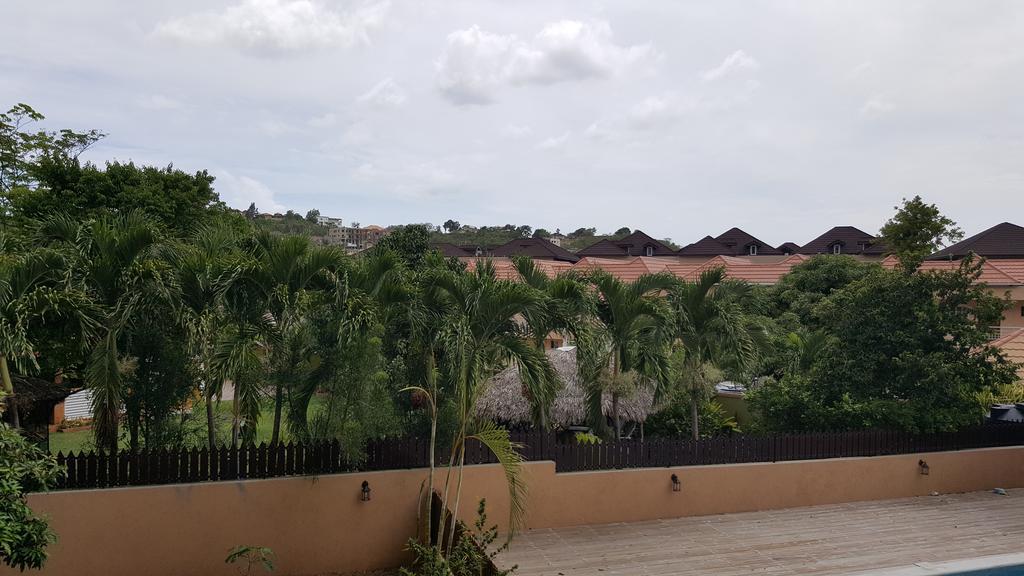 Apt 12, Executive Suites Ja - Palms Enfield Екстериор снимка