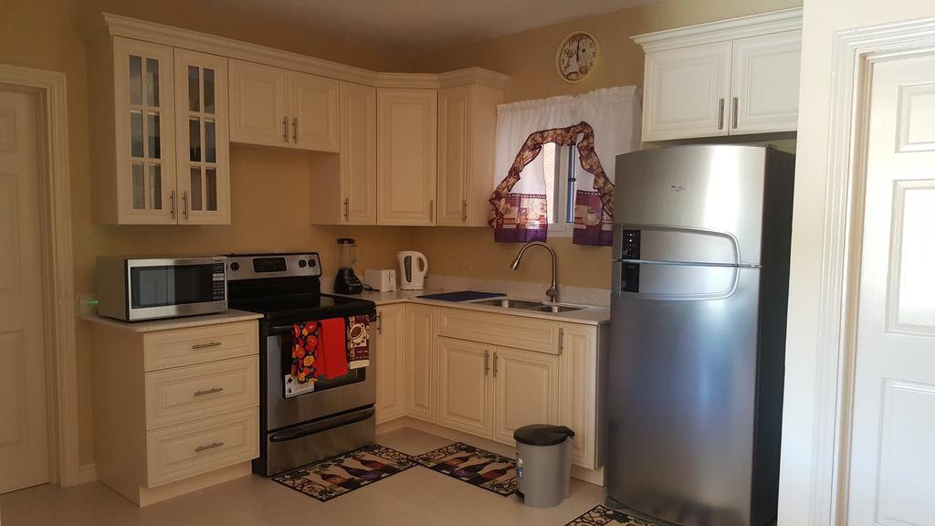 Apt 12, Executive Suites Ja - Palms Enfield Екстериор снимка