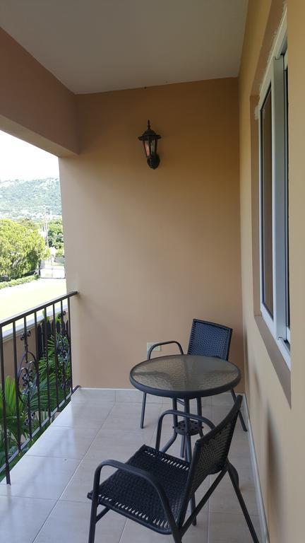 Apt 12, Executive Suites Ja - Palms Enfield Екстериор снимка