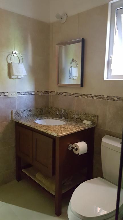 Apt 12, Executive Suites Ja - Palms Enfield Екстериор снимка