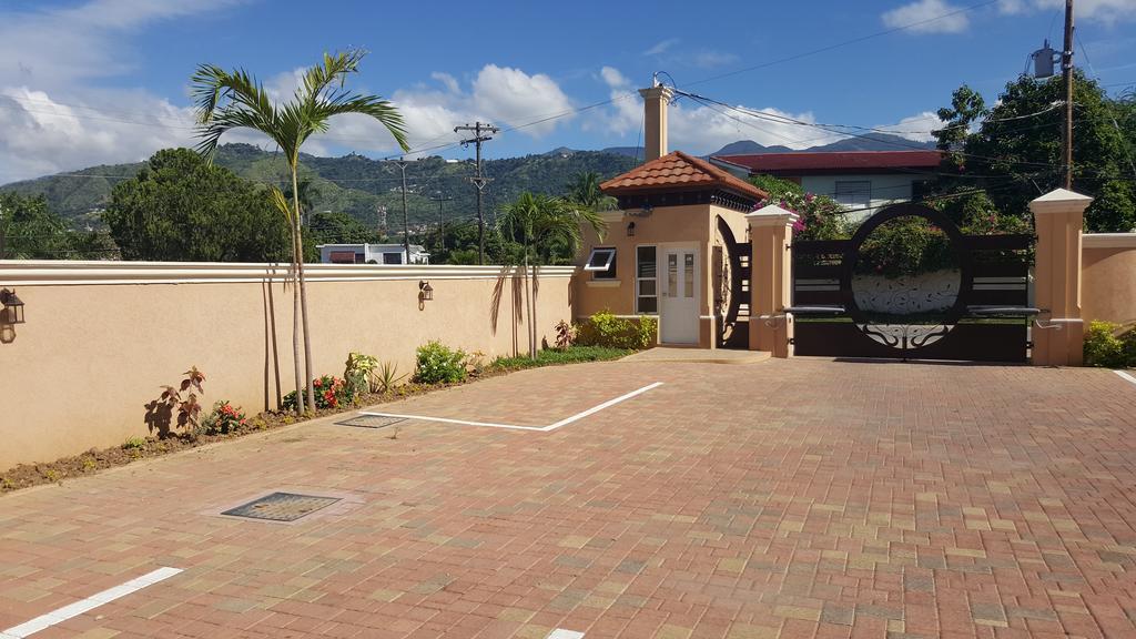 Apt 12, Executive Suites Ja - Palms Enfield Екстериор снимка