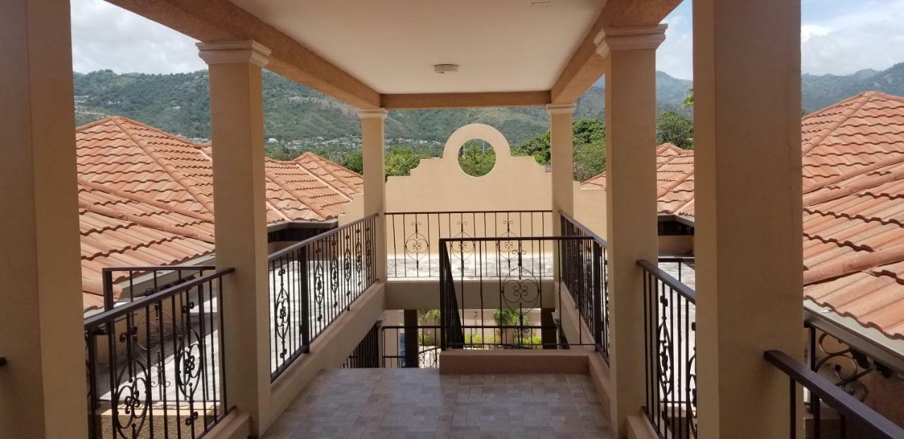 Apt 12, Executive Suites Ja - Palms Enfield Екстериор снимка
