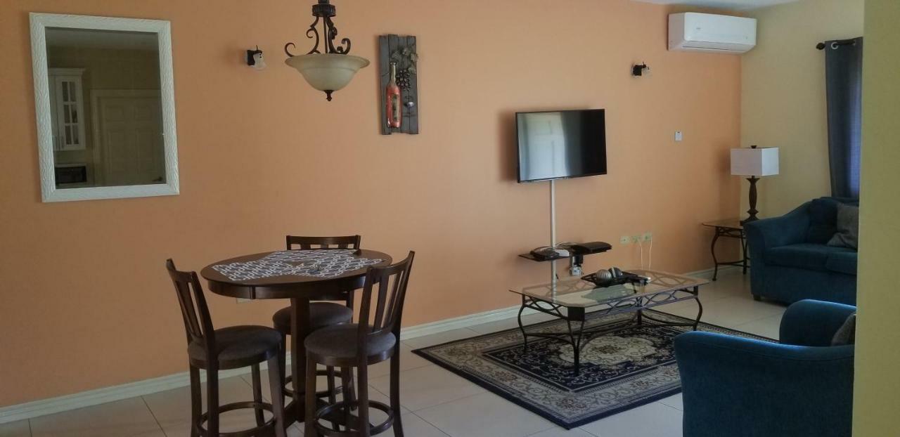 Apt 12, Executive Suites Ja - Palms Enfield Екстериор снимка